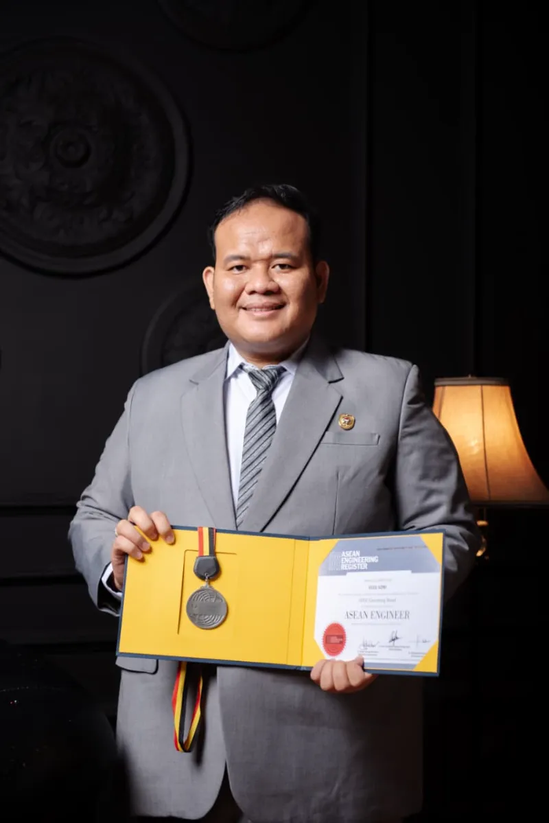 Ir. Ulul Azmi dengan sertifikasi ASEAN Engineer